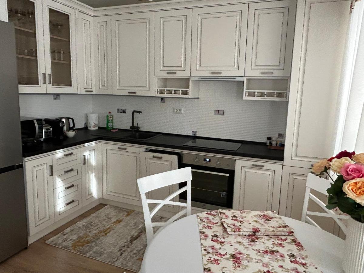 Apartament Rose Гура Хуморулуй Екстериор снимка
